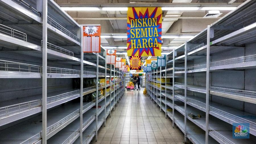 Perubahan gaya belanja dan konsumsi masyarakat diduga menjadi pemicu utama penutupan gerai-gerai Giant.