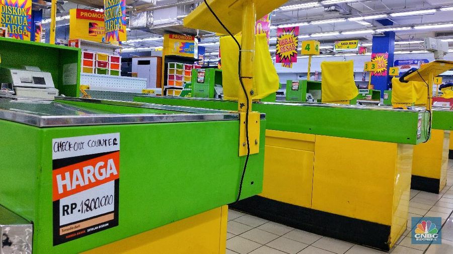 Mesin kasir yang biasa digunakan untuk melayani belanja pembeli ini sampai harus dijual juga Rp 1,8 juta per unit.