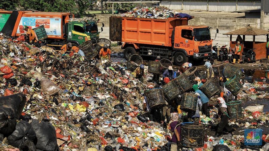 Setiap hari, jumlah volume sampah yang masuk ke TPST Bantargebang 6.500-7.000 ton dari Provinsi DKI Jakarta.
