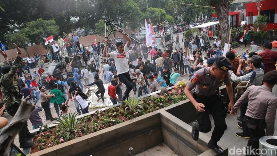 Mereka menyebut revisi UU itu untuk memperkuat KPK. Mereka memberi ucapan selamat atas terpilihnya Firli Bahuri sebagai Ketua KPK yang baru.