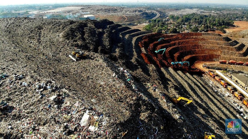 Setiap hari, jumlah volume sampah yang masuk ke TPST Bantargebang 6.500-7.000 ton dari Provinsi DKI Jakarta.