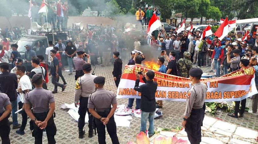 Mereka menyebut revisi UU itu untuk memperkuat KPK. Mereka memberi ucapan selamat atas terpilihnya Firli Bahuri sebagai Ketua KPK yang baru.
