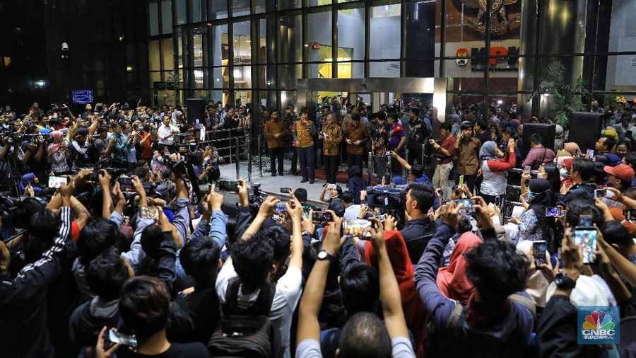 Ketua KPK Agus Rahardjo mengatakan Para pimpinan KPK sangat prihatin dengan kondisi pemberantasan korupsi yang makin mencemaskan.