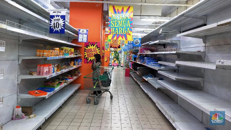 Perubahan gaya belanja dan konsumsi masyarakat diduga menjadi pemicu utama penutupan gerai-gerai Giant.