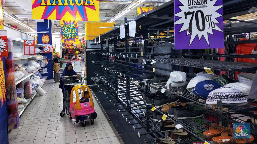 Perubahan gaya belanja dan konsumsi masyarakat diduga menjadi pemicu utama penutupan gerai-gerai Giant.