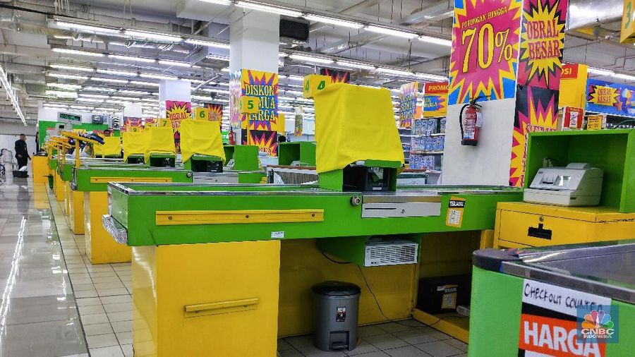 Mesin kasir yang biasa digunakan untuk melayani belanja pembeli ini sampai harus dijual juga Rp 1,8 juta per unit.