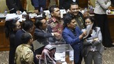Setelah melakukan uji kelayakan dan rapat tertutup selama sekitar 30 menit, DPR memutuskan melaksanakan mekanisme voting sekitar pukul 11.40 WIB, dan dimulai sekitar 10 menit kemudian. (ANTARA FOTO/Nova Wahyudi)
