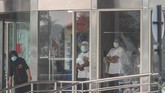 Sejumlah pekerja mengenakan masker pelindung pernapasan saat beraktivitas di tengah kabut asap yang menyelimuti Kota Pekanbaru, Riau, 11 September 2019. Pada 13 September 2019, BMKG menyatakan kualitas udara akibat asap yang tak lepas dari karhutla sudah masuk level berbahaya. (ANTARA FOTO/Rony Muharrman)