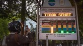 Seorang warga merekampapan Indeks Standar Pencemar Udara (ISPU) di Pekanbaru, 10 September 2019. DLH Kota Pekanbaru menyatakan kualitas udara menurun jadi tidak sehat sehingga semua sekolah diliburkan dan warga diminta mengurangi aktivitas luar ruangan. (ANTARA FOTO/FB Anggoro)
