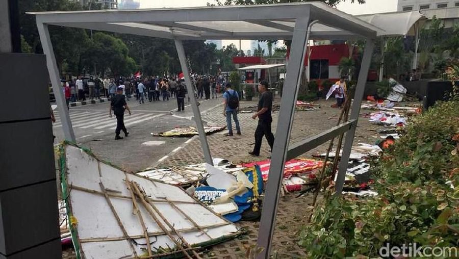 Mereka menyebut revisi UU itu untuk memperkuat KPK. Mereka memberi ucapan selamat atas terpilihnya Firli Bahuri sebagai Ketua KPK yang baru.