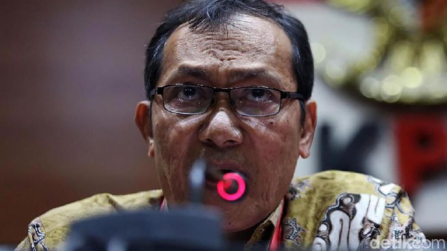 Wakil Ketua Komisi Pemberantasan Korupsi (KPK) periode 2015-2019 Saut Situmorang mundur dari jabatannya.