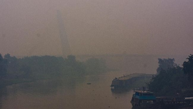 Pekat Asap Karhutla 'Hilangkan' Jembatan Siak IV Pekanbaru