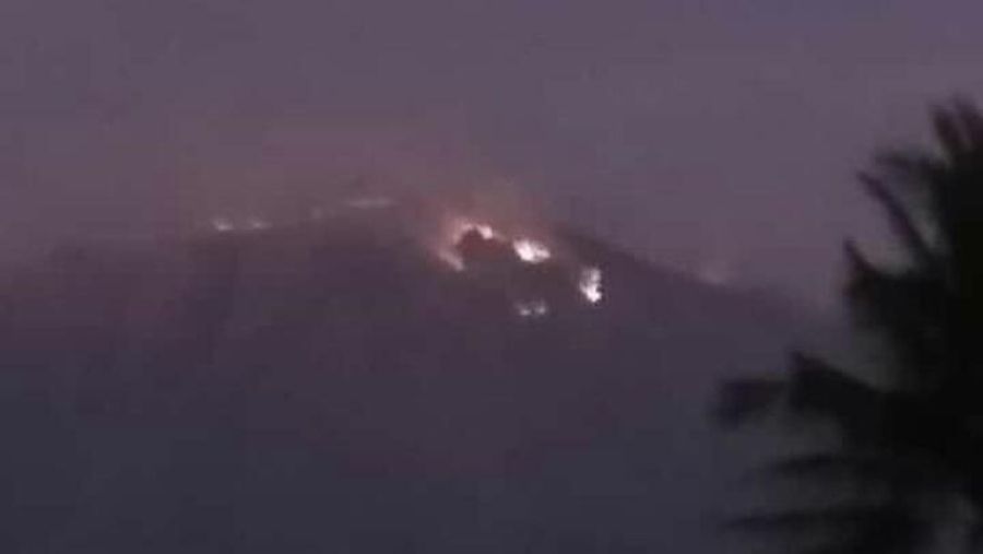 Gunung Merbabu kebakaran, hingga Jumat pagi belum bisa dipadamkan.
