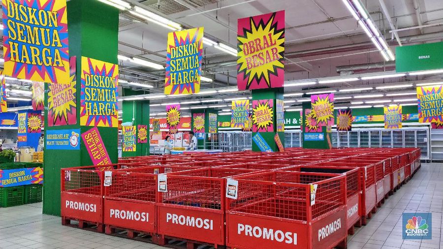 Perubahan gaya belanja dan konsumsi masyarakat diduga menjadi pemicu utama penutupan gerai-gerai Giant.