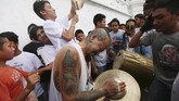 Festival Indra Jatra dimulai pada September dan berlangsung hingga Oktober. Pada masa ini, baik masyarakat Hindu atau Buddha merayakan bersama keluarga, pesta dan perayaan. (AP Photo/Niranjan Shrestha)
