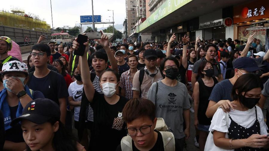 Personel Kepolisian Hong Kong yang bersenjatakan tongkat pun dikerahkan untuk menangani bentrokan di dalam pusat perbelanjaan