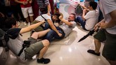 Pertikaian semakin panas setelah pendukung pro demokrasi mulai menyanyikan lagu protes secara mendadak. (Photo by ISAAC LAWRENCE / AFP)