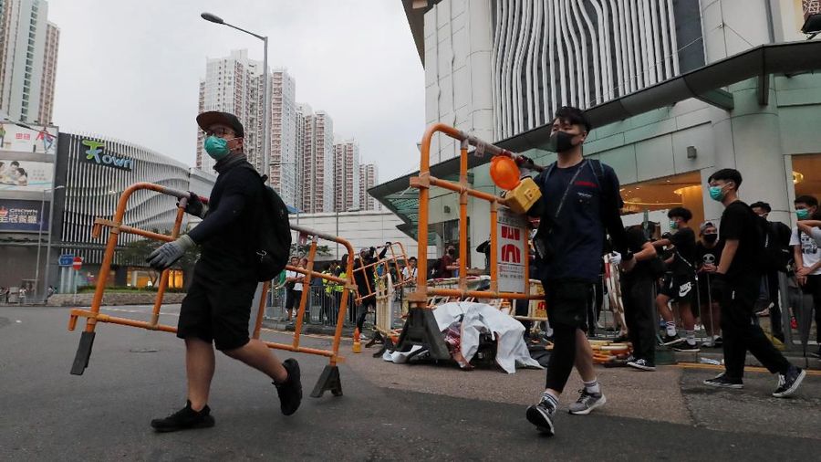Personel Kepolisian Hong Kong yang bersenjatakan tongkat pun dikerahkan untuk menangani bentrokan di dalam pusat perbelanjaan
