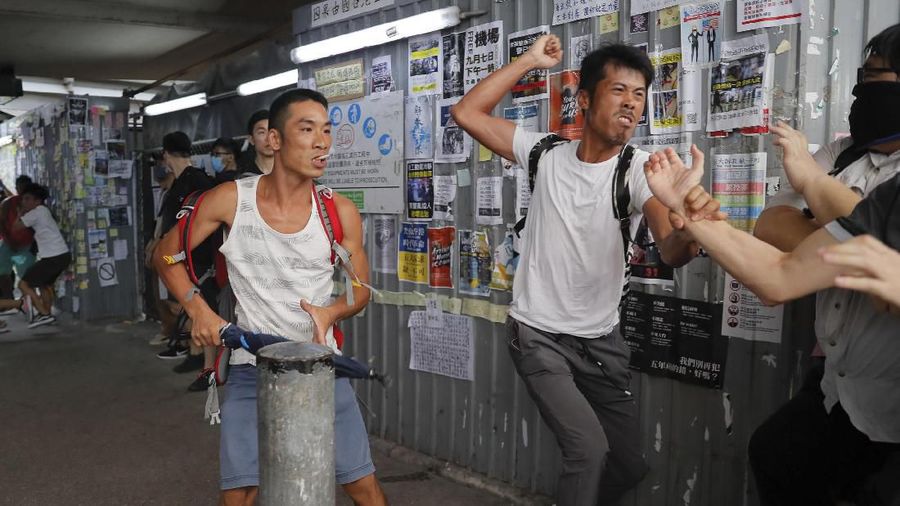 Personel Kepolisian Hong Kong yang bersenjatakan tongkat pun dikerahkan untuk menangani bentrokan di dalam pusat perbelanjaan