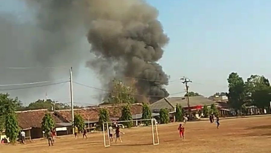Ledakan terjadi di gudang amunisi di daerah Jeblug, Srondol, Semarang. Ledakan terdengar lebih dari satu kali.