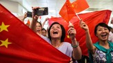 Di sisi lain, masyarakat Hong Kong juga terbelah karena generasi tua mendukung China. Hal ini membuat celah dengan generasi milenial saat ini. (ISAAC LAWRENCE / AFP)
