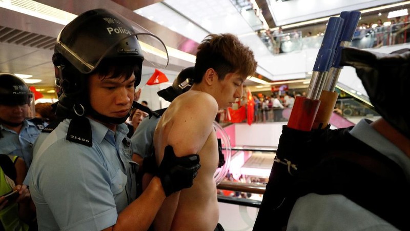 Personel Kepolisian Hong Kong yang bersenjatakan tongkat pun dikerahkan untuk menangani bentrokan di dalam pusat perbelanjaan