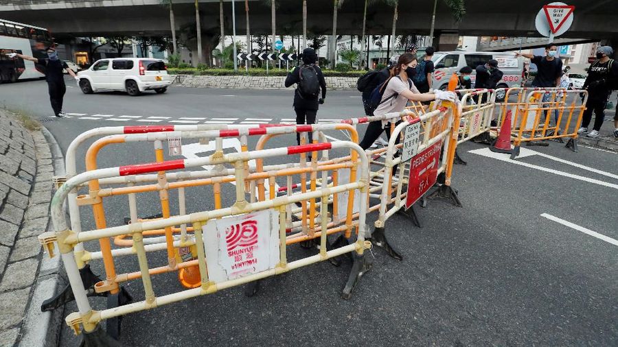 Personel Kepolisian Hong Kong yang bersenjatakan tongkat pun dikerahkan untuk menangani bentrokan di dalam pusat perbelanjaan