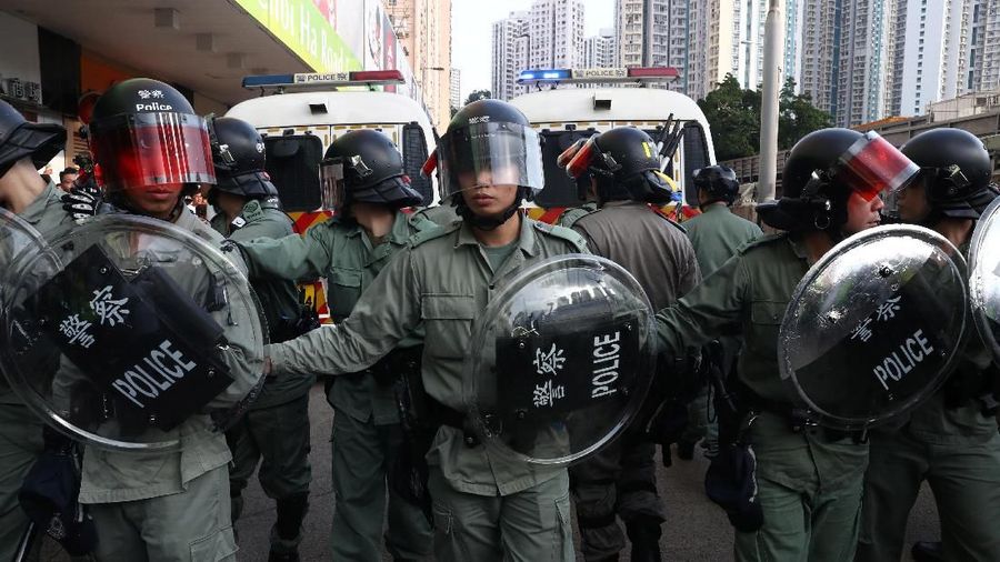 Personel Kepolisian Hong Kong yang bersenjatakan tongkat pun dikerahkan untuk menangani bentrokan di dalam pusat perbelanjaan