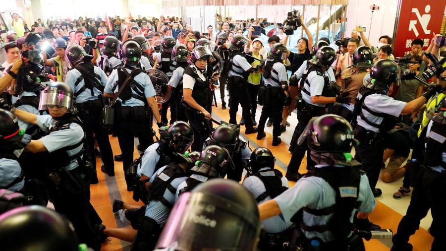 Personel Kepolisian Hong Kong yang bersenjatakan tongkat pun dikerahkan untuk menangani bentrokan di dalam pusat perbelanjaan