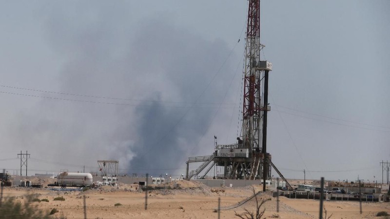 Kelompok Houthi menyerang dua pabrik di jantung industri minyak Arab Saudi, termasuk fasilitas pemrosesan minyak bumi terbesar di dunia.