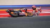 Marc Marquez terjatuh pada latihan bebas jelang babak kualifikasi MotoGP San Marino 2019 di Sirkuit Misano, Sabtu (14/9). (Alessio Marini/ANSA via AP)