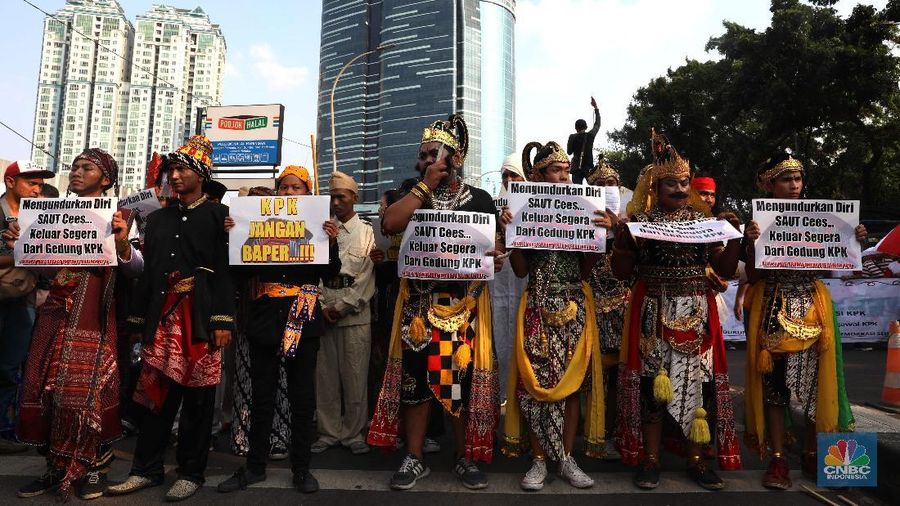Massa tersebut datang untuk mendukung revisi UU KPK dan menuntut pimpinan KPK 2015-2019 mundur dari jabatannya.