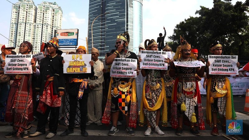 Massa tersebut datang untuk mendukung revisi UU KPK dan menuntut pimpinan KPK 2015-2019 mundur dari jabatannya.