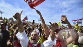 Sejumlah fan Marc Marquez merayakan kemenangan pebalap idolanya di antara para pendukung Valentino Rossi di MotoGP San Marino. (Photo by Marco BERTORELLO / AFP)