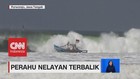 VIDEO: Perahu Nelayan Terbalik Akibat Diterjang Ombak