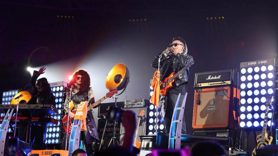 Dalam acara ini Jack Ma tampil bak Rockstar sambil bermain gitar di atas panggung dengan mengenakan jaket hitam dan kacamata hitam dan rambut palsu.