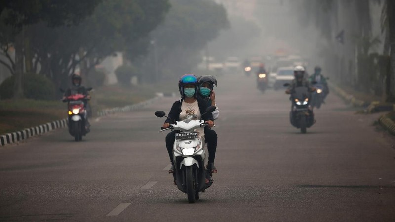 Berdasarkan data dari AirVisual kualitas udara di Pekanbaru dan Palangkaraya dinyatakan dalam kategori berbahaya.
