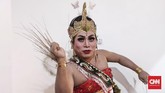 'Mami' Octa menjadi salah satu bintang terbaru Srimulat Surabaya di bawah asuhan Eko 'Kucing'. Octa kerap tampil dengan riasan wanita dan dengan tingkah kocak. (CNN Indonesia/Safir Makki)