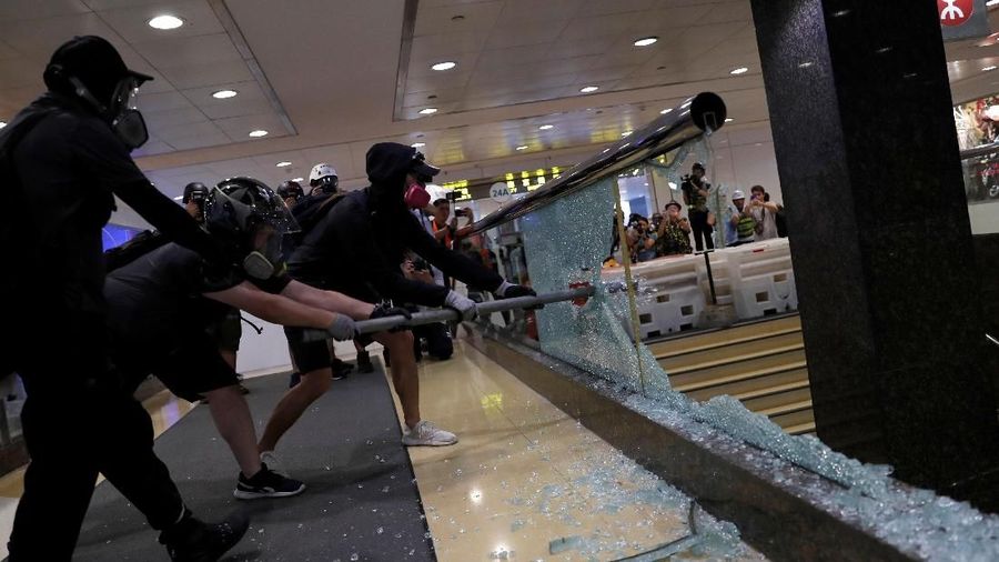 Bentrok diantara pengunjuk rasa pro-demokrasi Hong Kong dengan polisi Hong Kong tersebut melibatkan bom api dan meriam air dengan tinta biru.