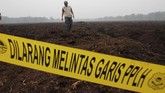 Petugas Ditjen KLHK berjalan usai menyegel lahan perusahaan asal Malaysia PT Adei Plantation and Industry di Kabupaten Pelalawan, Riau, Jumat (13/9). Selain menyegel 3 perusahaan Malaysia, KLHK juga menutup 42 lahan perusahaan yang diduga terlibat Karhutla. (ANTARA FOTO/Hadly Vavaldi)