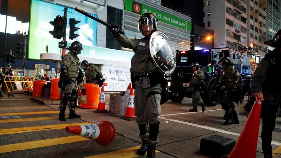 Bentrok diantara pengunjuk rasa pro-demokrasi Hong Kong dengan polisi Hong Kong tersebut melibatkan bom api dan meriam air dengan tinta biru.