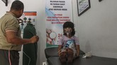 Tim Medis TNI memberikan oksigen kepada anak yang mengalami gangguan pada pernapasan akibat kabut asap di posko kesehatan Kodim 0301 Pekanbaru, Riau, Minggu (15/9/2019). Balita sendiri rentan terkena dampak kabut asap karena sistem pernapasan yang belum berkembang sempurna. (ANTARA FOTO/Rony Muharrman)