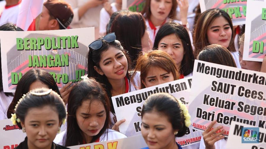 Massa tersebut datang untuk mendukung revisi UU KPK dan menuntut pimpinan KPK 2015-2019 mundur dari jabatannya.