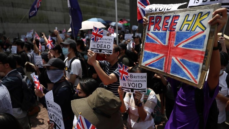 Bentrok diantara pengunjuk rasa pro-demokrasi Hong Kong dengan polisi Hong Kong tersebut melibatkan bom api dan meriam air dengan tinta biru.
