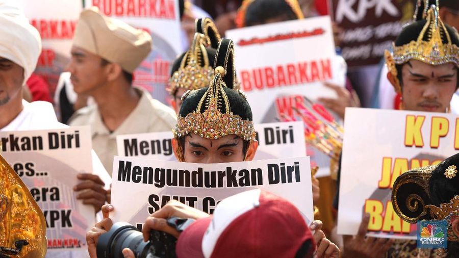 Massa tersebut datang untuk mendukung revisi UU KPK dan menuntut pimpinan KPK 2015-2019 mundur dari jabatannya.