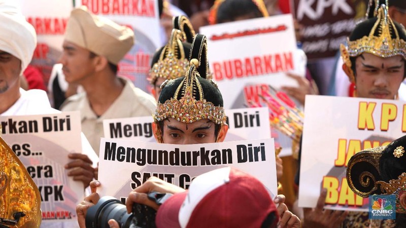 Massa tersebut datang untuk mendukung revisi UU KPK dan menuntut pimpinan KPK 2015-2019 mundur dari jabatannya.