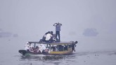Sejumlah siswa menaiki kapal motor menembus kabut asap akibat kebakaran hutan dan lahan di Sungai Ogan, Palembang, Sumatera Selatan. Pemkot Palembang mengeluarkan surat edaran berisi perubahan jam belajar bagi siswa untuk mengantisipasi asap akibat kebakaran lahan. (ANTARA FOTO/Mushaful Imam)