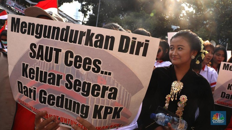 Massa tersebut datang untuk mendukung revisi UU KPK dan menuntut pimpinan KPK 2015-2019 mundur dari jabatannya.