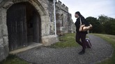 Bagi turis yang menggemari wisata horror, kegiatan bermalam di gereja-gereja kuno yang berada di Inggris atau Skotlandia mungkin terdengar seru. (AFP/Glyn Kirk)