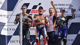 Marc Marquez merayakan podium bersama Fabio Quartararo dan Maverick Vinales. Rossi sempat menyindir pernyataan Marquez yang menang karena termotivasi insiden di kualifikasi. (Photo by Marco Bertorello / AFP)